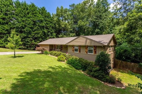 6889 Lockridge Dr, Atlanta GA  30360-1514 exterior