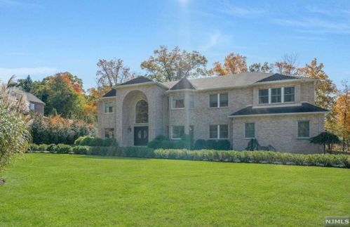 324 Lake St, Upper Saddle River, NJ 07458-1725