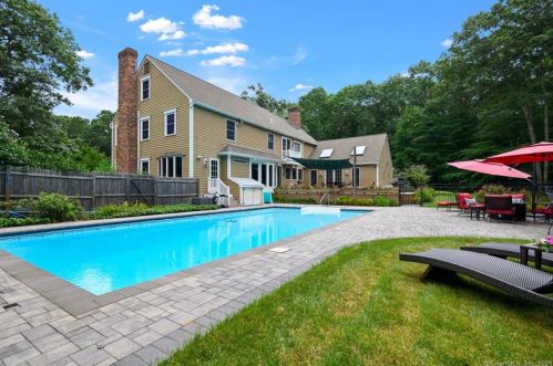 15 Jean Dr, East Lyme, CT 06333-1541