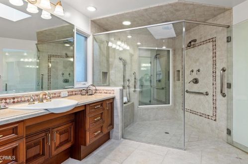 3333 Country Club Dr, Glendale CA  91208-1717 exterior