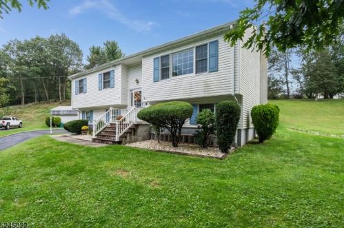 19 Elmwood Dr, Hackettstown, NJ 07840-4130