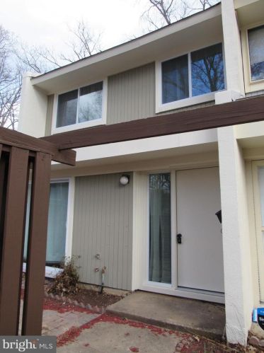2201 Southgate Sq, Herndon VA  20191-1213 exterior