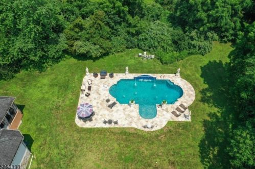 174 Pleasant Run Rd, Branchburg, NJ 08853-3508
