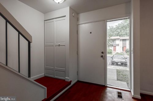 11841 Coopers Ct, Herndon, VA 20191-2304