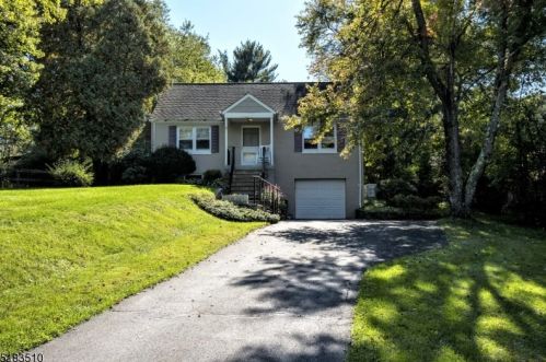 77 Madison St, Gillette, NJ 07933-1801