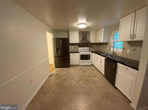 5705 Walnut Wood Ln, Springfield VA  22015-2710 exterior