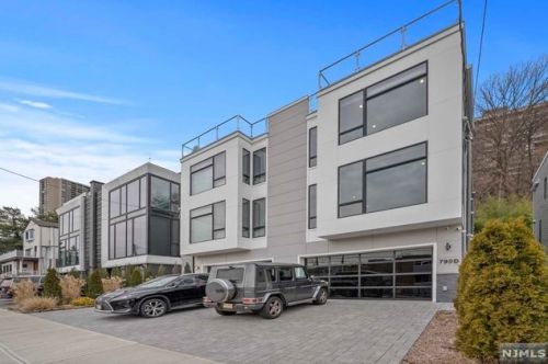 790 Undercliff Ave, Edgewater, NJ 07020-1521