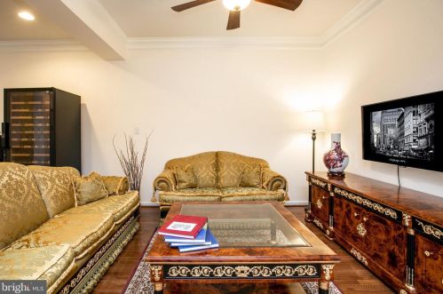 9 Nestlewood Way, Princeton NJ  08540-6132 exterior