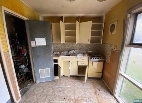 25 Somerville St, Rochelle Park, NJ 07662-3512