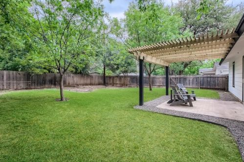 1704 Fair Oaks Dr, Austin TX  78745-2810 exterior