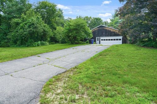 2 Fairway Dr, Hudson NH 03051-5206 exterior