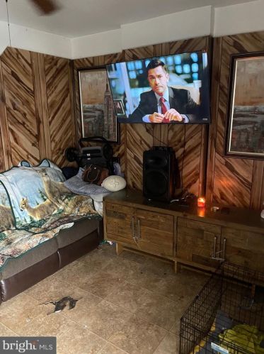 546 4th St, Camden, NJ 08102-2008