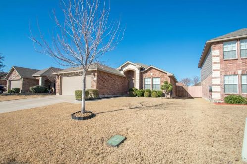 320 Chalkstone Dr, Fort Worth, TX 76131-3997