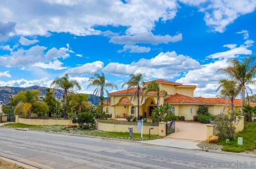 15853 Broad Oaks Rd, El Cajon, CA 92021-2645