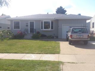 506 16th St, Bismarck, ND 58504-6130