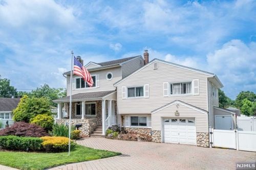379 Leonard Dr, N Milford, NJ 07646-1051