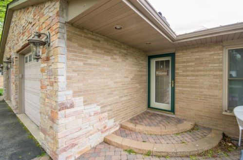 1322 Prosser Dr, Sycamore, IL 60178-1112