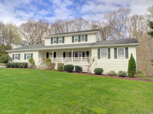 5 Palmer Dr, Gales Ferry, CT 06335-1529