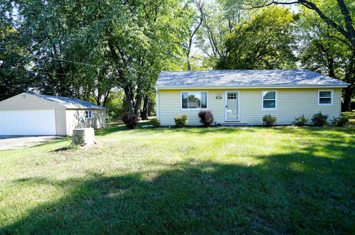 5674 Vienna Dr, Rockford, IL 61109-3749