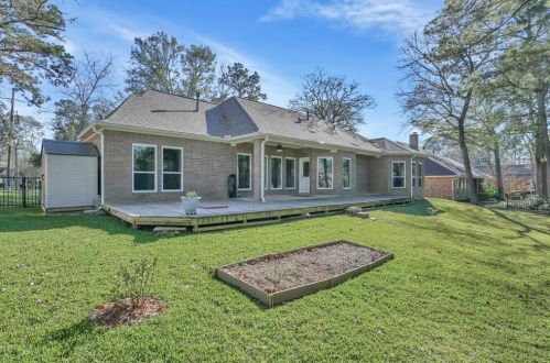 16 Westchester Dr, Conroe TX  77304-1144 exterior