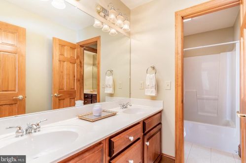 5 Linden Dr, Carlisle PA 17015-6906 exterior