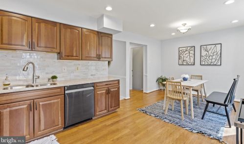 5784 Crownleigh Ct, Springfield VA  22015-1885 exterior