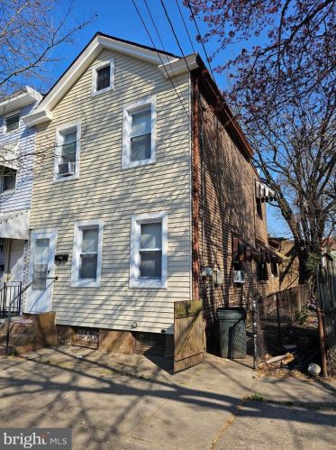 36 Hewitt St, Trenton, NJ 08611-1336
