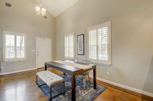 2300 9th St, Austin TX  78702-3532 exterior