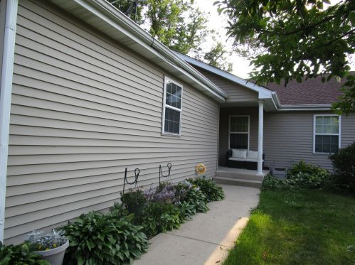604 Grant St, Alden, IL 60033-2468