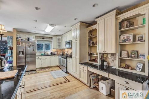 29 Heritage Ln, Perth Amboy, NJ 08863-1464