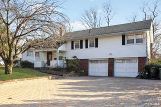 190 Victoria Ave, Paramus, NJ 07652-1945