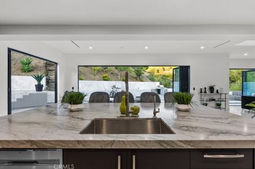 2434 Delisle Ct, Glendale CA  91208-2210 exterior
