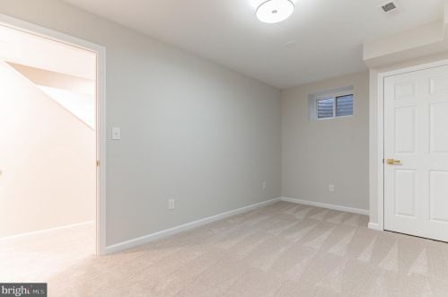 6617 Robin Rd, Springfield VA  22150-4323 exterior