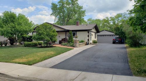 23 Cardinal Ln, Carpentersville, IL 60110-1603