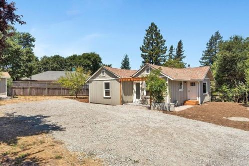 870 1st St, Sebastopol, CA 95472-4126