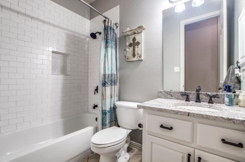 2561 Grn Oak Dr, Carrollton TX 75010-4221 exterior