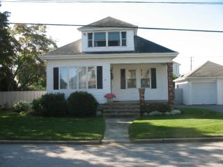 40 Sherwood St, Cranston, RI 02920-5020
