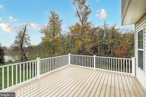 1009 Glen View Dr, York PA  17403-9680 exterior