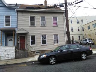 8 Green St, Paterson NJ  07501-2804 exterior