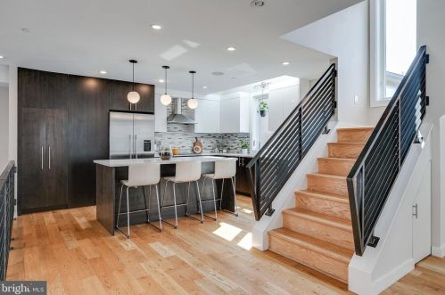 720 4 St, Philadelphia PA 19147-3127 exterior