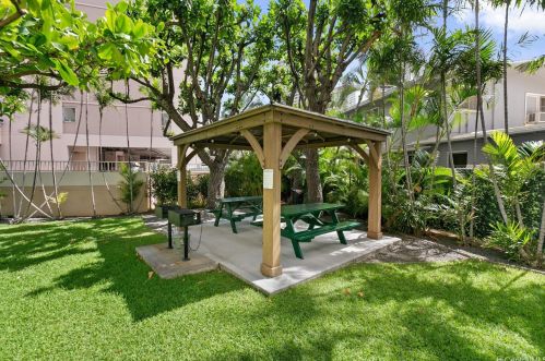 555 University Ave, Honolulu HI  96826-5003 exterior