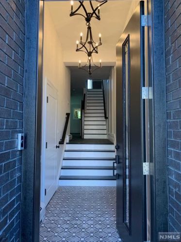 800 Inwood Ter, Cliffside Park, NJ 07010-2105