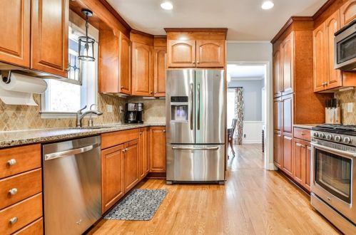 7225 Hunters Branch Dr, Atlanta GA  30328-1718 exterior