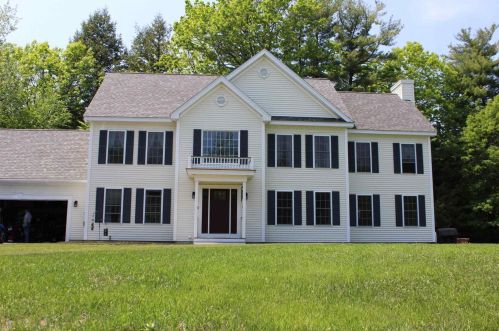 8 Lexington Dr, Sandown, NH 03873-2062