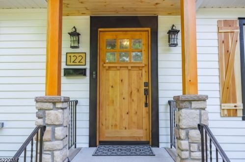 122 Center St, Clinton, NJ 08809-1318