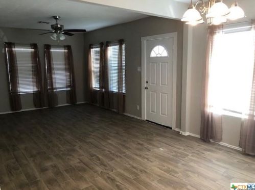 630 Pine St, Seguin TX  78155-2745 exterior