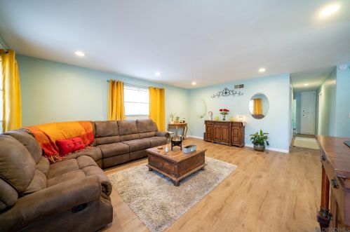 10016 Carreta Dr, Santee, CA 92071-4920