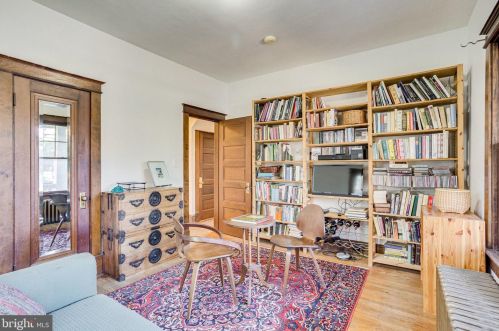 9011 Colesville Rd, Silver Spring MD 20910-1653 exterior