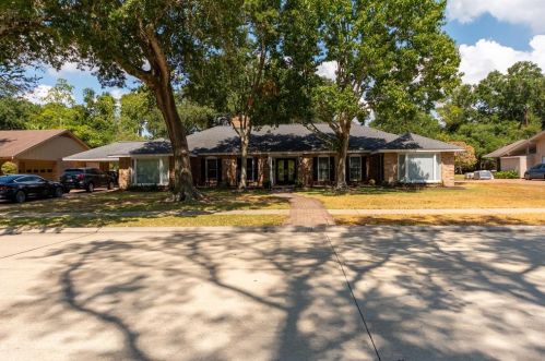 907 Woodland Dr, Taylor Lake Village, TX 77586-6021