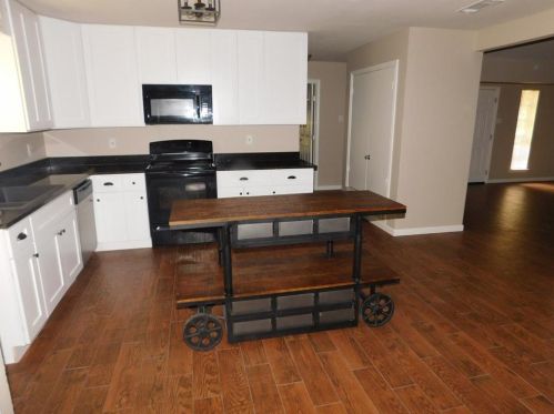 502 Colonial Dr, Garland TX  75043-2305 exterior